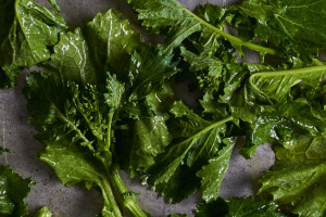 preparing-broccoli-rabe-for-pesto