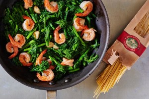 preparing-linguine-broccoli-rabe-shrimp-andyboy