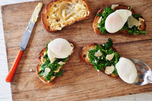 poached-egg-with-broccoli-rabe-toast-andyboy