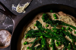 preparing-green-ricotta-skillet-pizza-andyboy