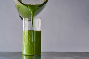 pouring-broccoli-rabe-smoothie-andyboy