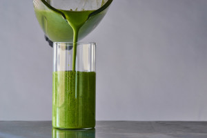 pouring-broccoli-rabe-smoothie-andyboy