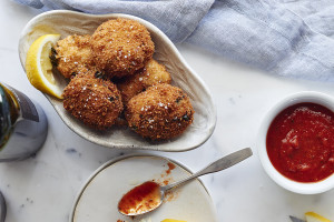 broccoli-rabe-arancini-marinara-sauce