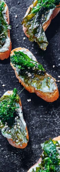 sesame-broccoli-rabe-crostini